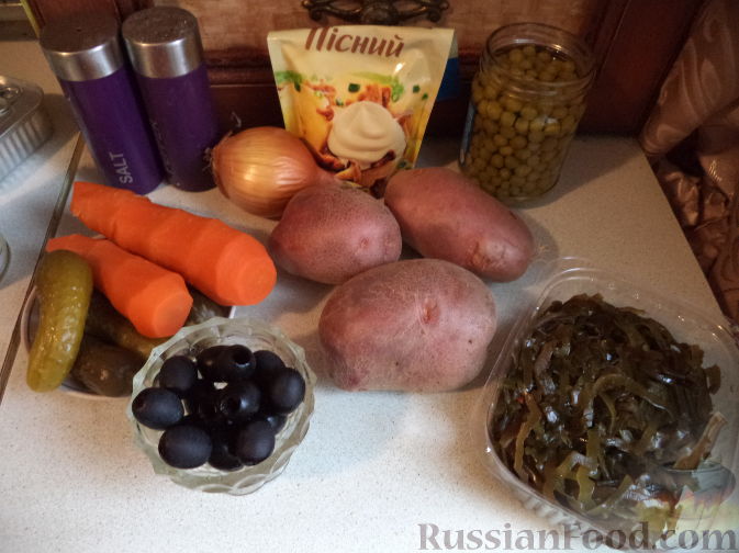 Фото приготовления рецепта: Постный салат "Оливье" с морской капустой и маслинами - шаг №1