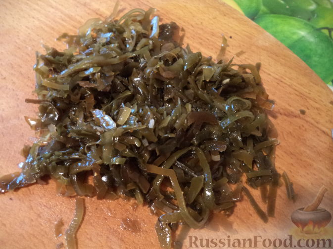 Фото приготовления рецепта: Постный салат "Оливье" с морской капустой и маслинами - шаг №7