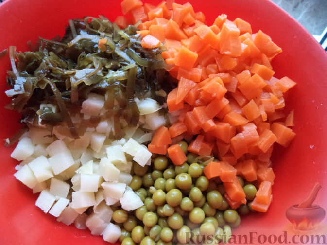 Фото приготовления рецепта: Постный салат "Оливье" с морской капустой и маслинами - шаг №9