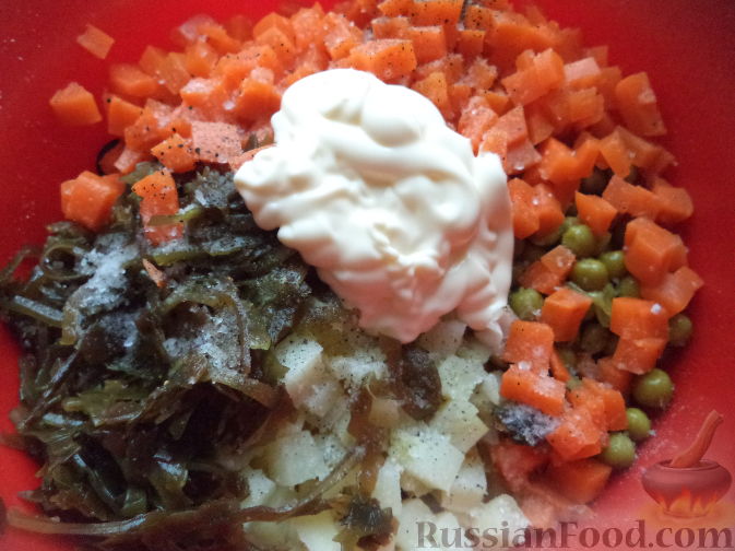 Фото приготовления рецепта: Постный салат "Оливье" с морской капустой и маслинами - шаг №10