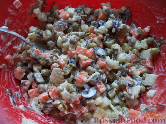 Фото приготовления рецепта: Постный салат "Оливье" с морской капустой и маслинами - шаг №11