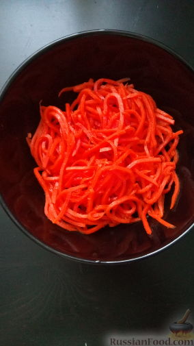 Фото приготовления рецепта: Салат "Осенний" из капусты, моркови, огурцов и колбасы - шаг №2