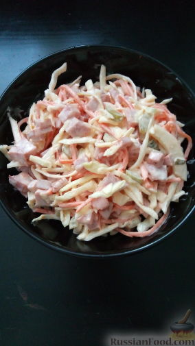 Фото приготовления рецепта: Салат "Осенний" из капусты, моркови, огурцов и колбасы - шаг №6