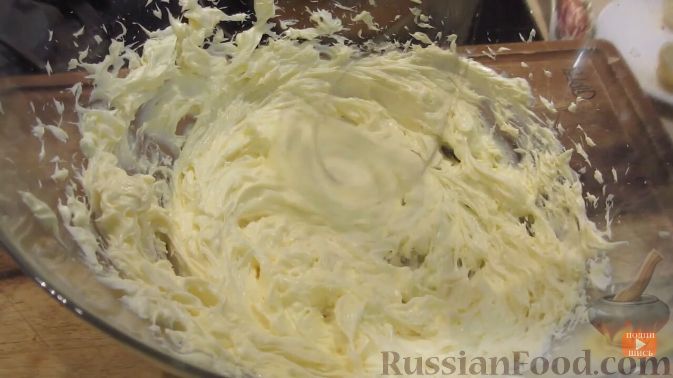 Фото приготовления рецепта: Домашний клюквенный торт - шаг №11