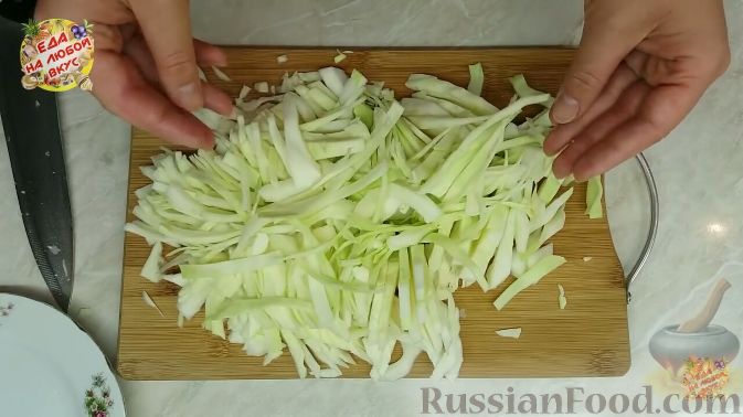 Фото приготовления рецепта: Салат "Зимний" с селедкой и яблоком - шаг №5
