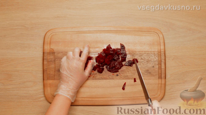 Фото приготовления рецепта: Салат из свёклы и хурмы - шаг №3