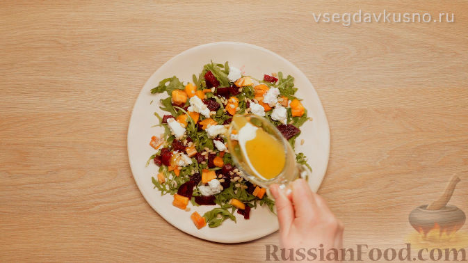 Фото приготовления рецепта: Салат из свёклы и хурмы - шаг №5