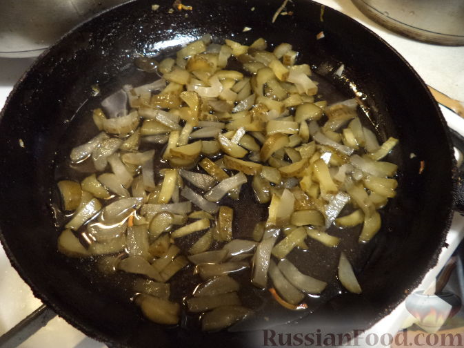 Фото приготовления рецепта: Салат с консервированной рыбой, рисом, яйцами и луком - шаг №1