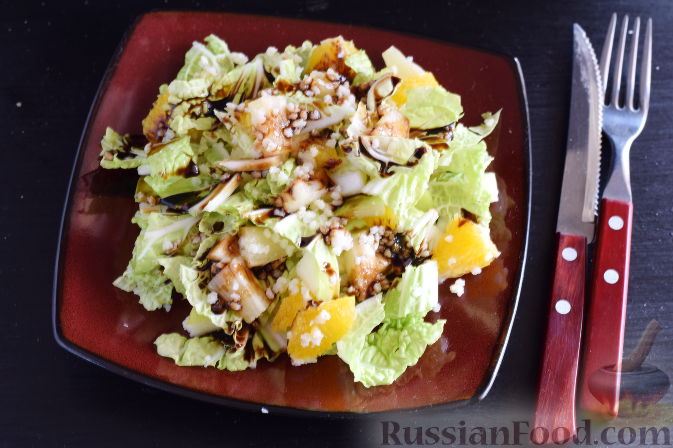 Фото к рецепту: Салат "Золотое танго" с капустой, фруктами и пшеном