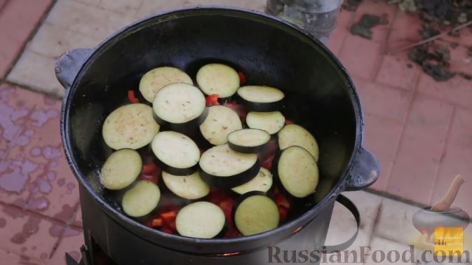 Фото приготовления рецепта: Куриные сердечки, тушенные с болгарским перцем и помидорами - шаг №10