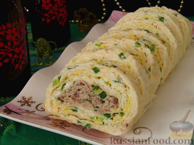 Фото приготовления рецепта: Слоёный салат со шпротами, картофелем, солёными огурцами и маслинами - шаг №2