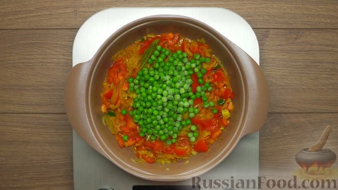 Фото приготовления рецепта: Запеканка из краснокочанной капусты с зелёным горошком и сыром - шаг №6