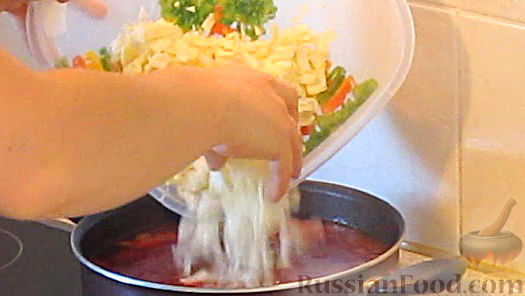Фото приготовления рецепта: Мясо, тушенное с тыквой в сливках - шаг №6