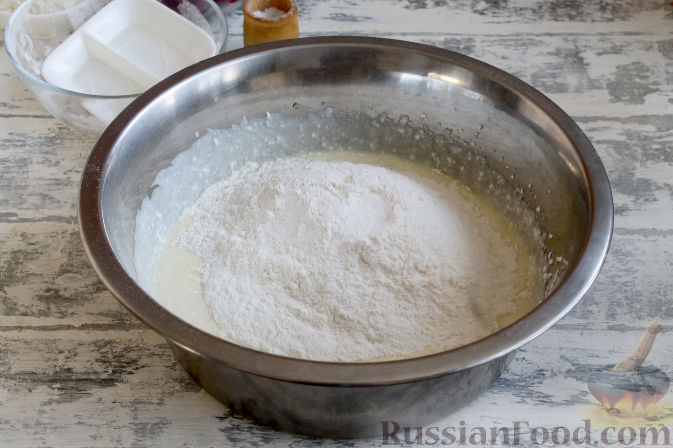 Фото приготовления рецепта: Творожное печенье с вишней - шаг №4