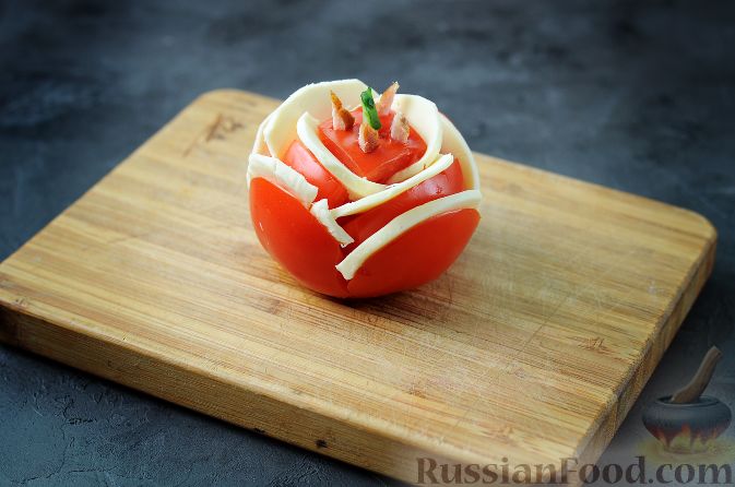 Фото приготовления рецепта: Закуска "Букет роз" из помидоров - шаг №5