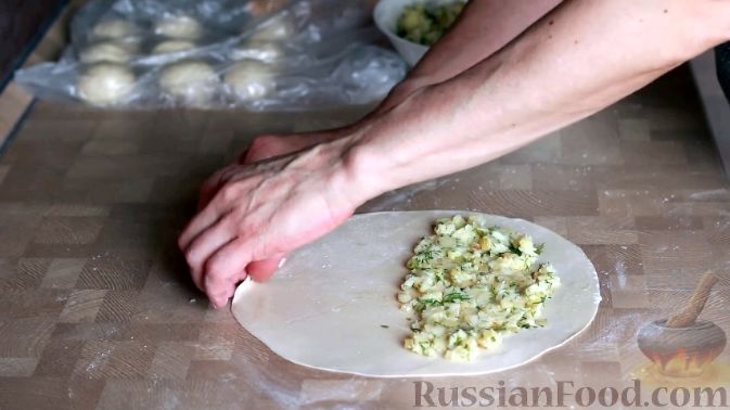Фото приготовления рецепта: Кутабы (лепешки без дрожжей) с картофелем и тыквой - шаг №11