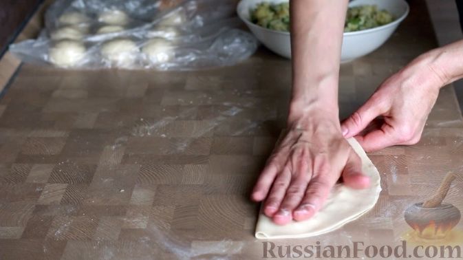 Фото приготовления рецепта: Кутабы (лепешки без дрожжей) с картофелем и тыквой - шаг №12