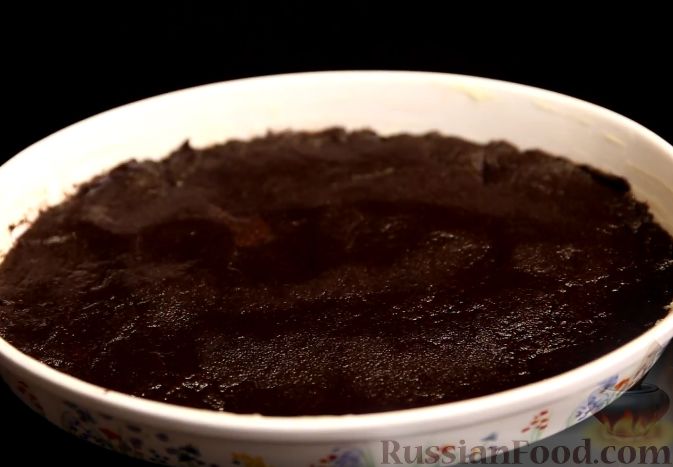 Фото приготовления рецепта: Шоколадный брауни с клюквенным чизкейком - шаг №5