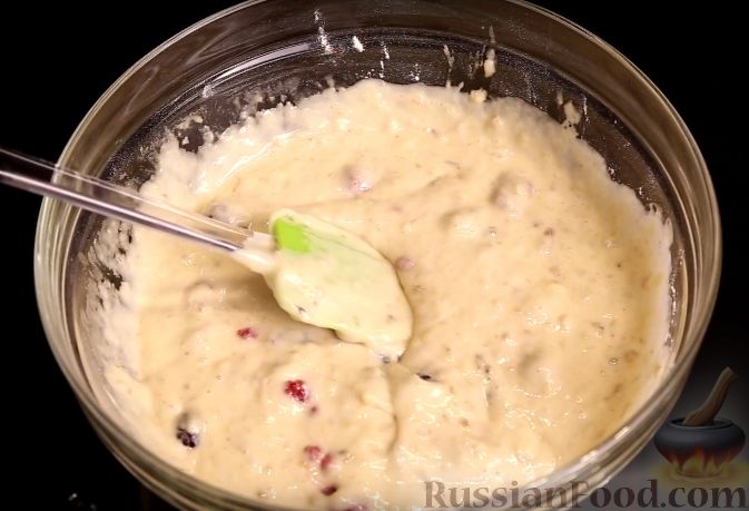 Фото приготовления рецепта: Банановый кекс с ягодами - шаг №4