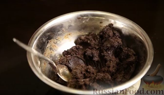 Фото приготовления рецепта: Шоколадный брауни с клюквенным чизкейком - шаг №4