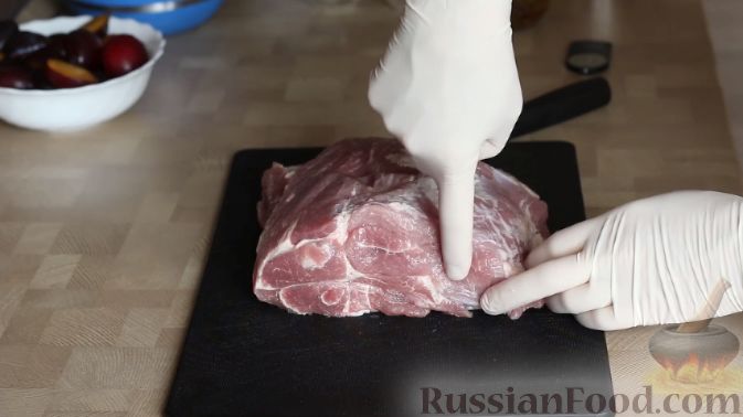 Фото приготовления рецепта: Свинина, запечённая со сливами - шаг №5