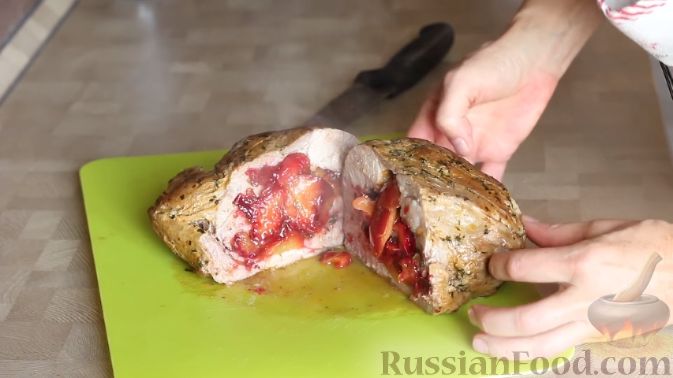 Фото приготовления рецепта: Свинина, запечённая со сливами - шаг №13