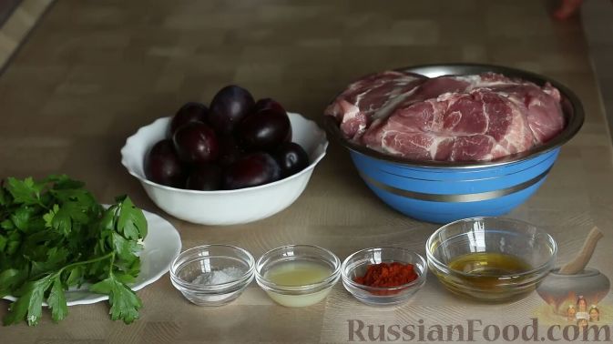Фото приготовления рецепта: Свинина, запечённая со сливами - шаг №1