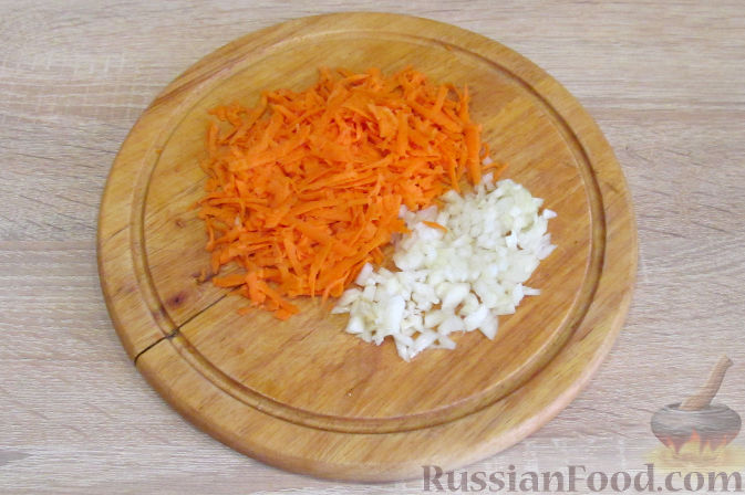Фото приготовления рецепта: Морковный киш c творогом и зеленью - шаг №1