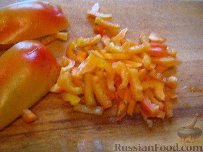 Фото приготовления рецепта: Салат из сельди с красным перцем – «Украинский» - шаг №3