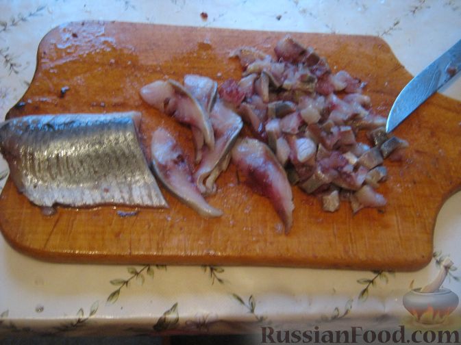Фото приготовления рецепта: Салат из сельди с красным перцем – «Украинский» - шаг №7
