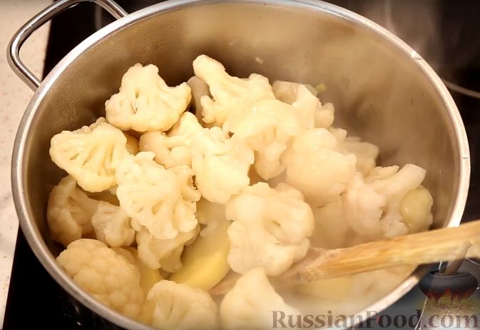 Фото приготовления рецепта: Крем-суп из цветной капусты с сыром - шаг №3
