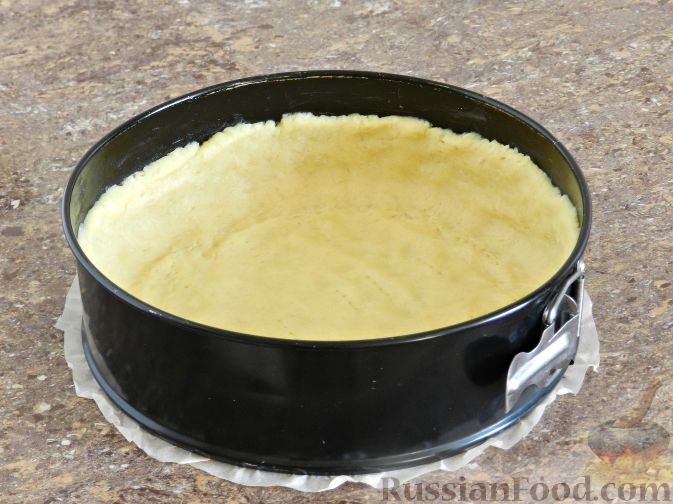Фото приготовления рецепта: Песочный пирог с творогом и ягодами - шаг №7