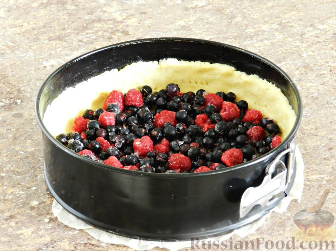 Фото приготовления рецепта: Песочный пирог с творогом и ягодами - шаг №12
