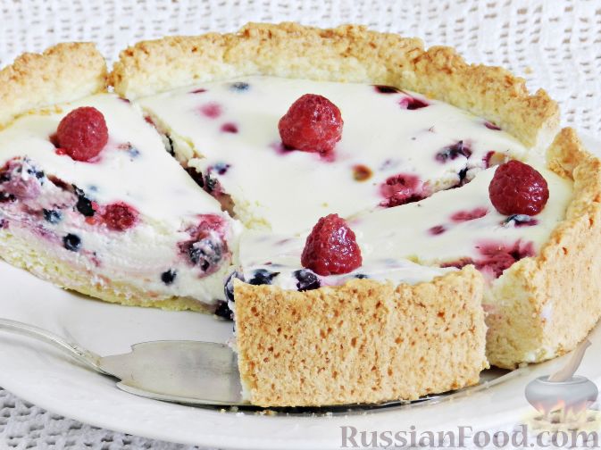 Фото к рецепту: Песочный пирог с творогом и ягодами