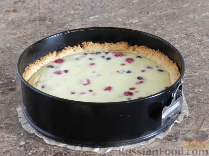 Фото приготовления рецепта: Песочный пирог с творогом и ягодами - шаг №14