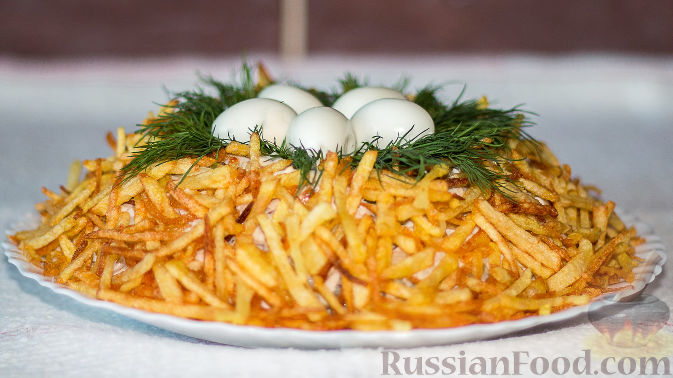 Салат с жареной картошкой «Гнездо»