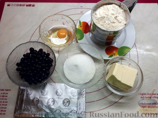 Фото приготовления рецепта: Песочные пирожные с шоколадно-ягодной начинкой - шаг №1