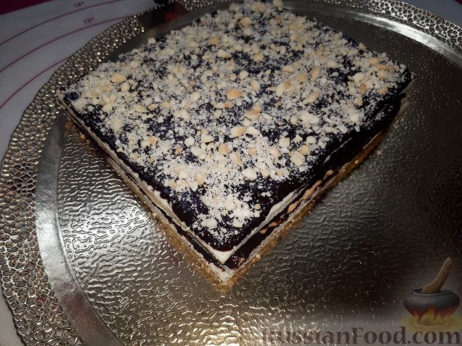 Фото приготовления рецепта: Песочные пирожные с шоколадно-ягодной начинкой - шаг №9