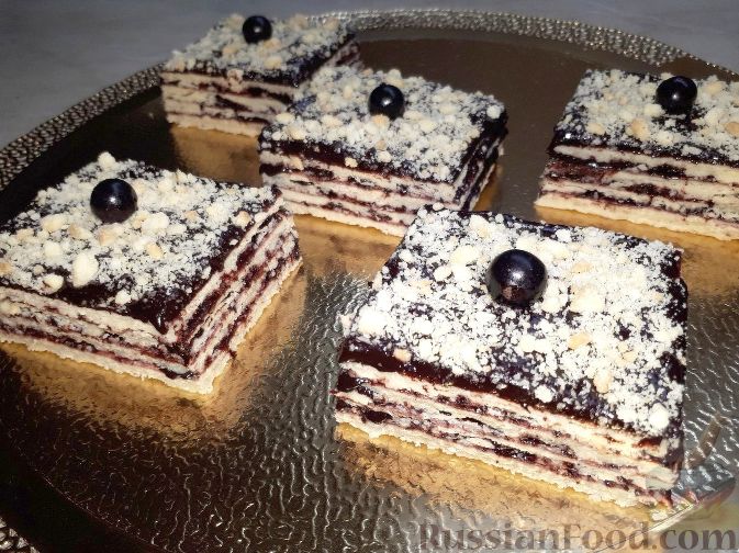 Фото к рецепту: Песочные пирожные с шоколадно-ягодной начинкой