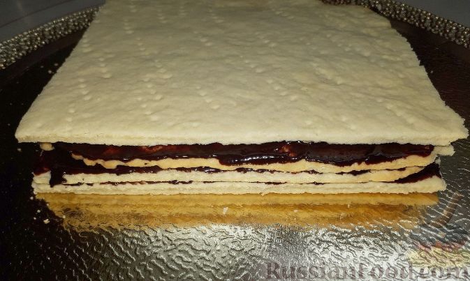 Фото приготовления рецепта: Песочные пирожные с шоколадно-ягодной начинкой - шаг №8