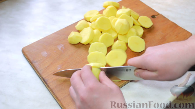 Фото приготовления рецепта: Тушёная капуста с шампиньонами и сладким перцем - шаг №11