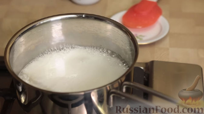 Фото приготовления рецепта: Пирог на молоке, с хурмой и штрейзелем - шаг №5