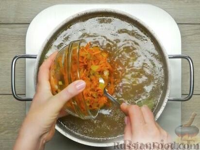 Фото приготовления рецепта: Макароны с куриными фрикадельками и томатным соусом - шаг №2