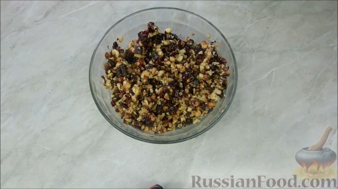 Фото приготовления рецепта: Домашние шоколадные конфеты с орехами и клюквой - шаг №6