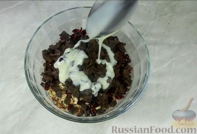 Фото приготовления рецепта: Домашние шоколадные конфеты с орехами и клюквой - шаг №5