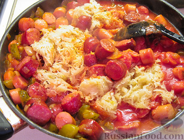 Фото приготовления рецепта: Салат с морепродуктами, сладким перцем, помидорами и красным луком - шаг №2