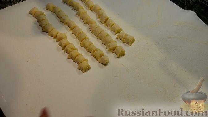 Фото приготовления рецепта: Булочки с вишнёвым вареньем, изюмом и орехами - шаг №3