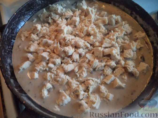 Фото приготовления рецепта: Рулетики из куриного филе, с сыром, беконом и маринованными огурцами - шаг №11