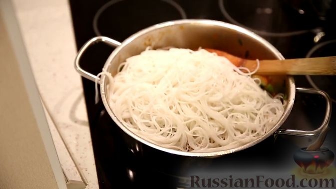Фото приготовления рецепта: Рисовая лапша с соусом из кабачков - шаг №11