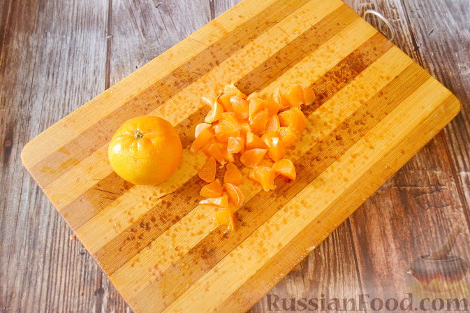 Фото приготовления рецепта: Салат с печенью и мандаринами - шаг №4